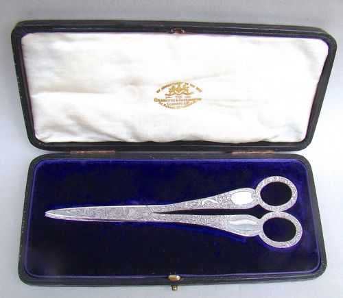 fig 1. CASED PAIR OF VICTORIAN SILVER GRAPE SCISSORS BY WAKELY & WHEELER, LONDON 1890