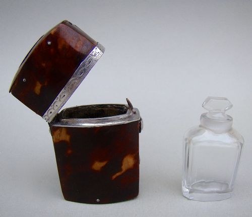 fig 1. GEORGIAN SILVER MOUNTED TORTOISESHELL SCENT BOTTLE ETUI, CIRCA 1780