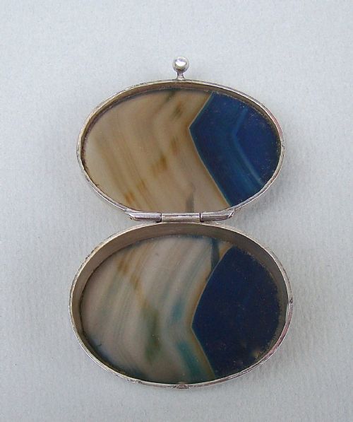 fig 1. 19TH CENTURY FRENCH SILVER MOUNTED AGATE PILL BOX, CIRCA 1890