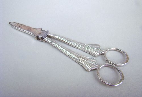 fig 1. PAIR OF EDWARDIAN SILVER PLATED ALBANY PATTERN GRAPE SCISSORS, CIRCA 1900