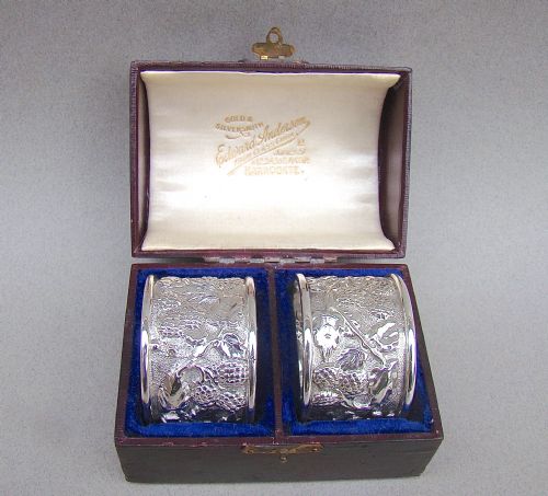 Cased Pair of Arts & Craft Silver  Napkin Rings by Thomas Thomason & Co, Birmingham 1910
