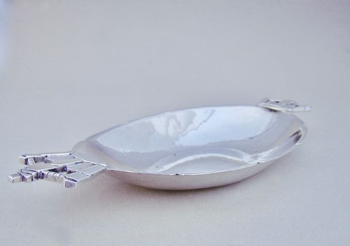 fig 3. R.E. STONE ARTS & CRAFT PLANISHED SILVER DISH, LONDON 1934