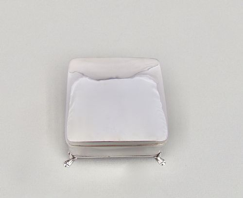 fig 2. ART DECO SOLID SILVER JEWELLERY BOX BY JAMES DEAKIN & SONS, CHESTER 1920