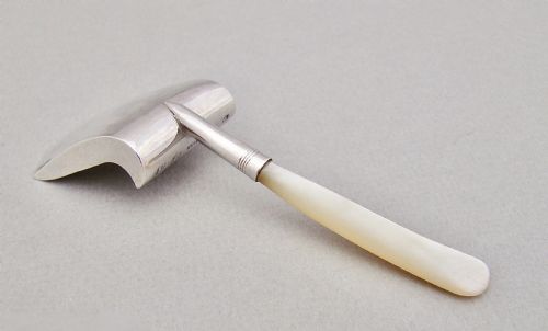 fig 1. GEORGIAN SILVER AND MOTHER OF PEARL CADDY SPOON BY WILLIAM PUGH, BIRMINGHAM 1814