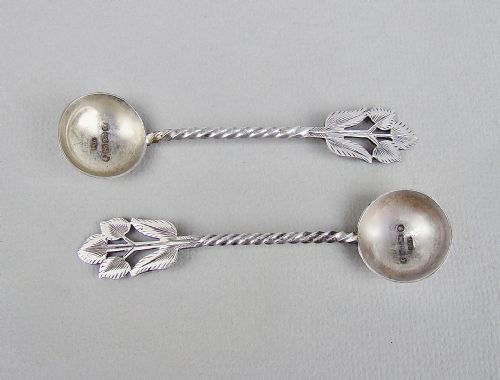 fig 1. PAIR OF VICTORIAN SILVER SALT SPOONS BY HILLIARD & THOMASON BIRMINGHAM 1877