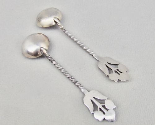 fig 2. PAIR OF VICTORIAN SILVER SALT SPOONS BY HILLIARD & THOMASON BIRMINGHAM 1877