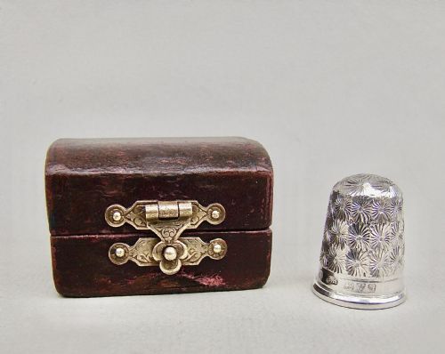 fig 2. CASED GEORGE V SILVER THIMBLE BY CHARLES HORNER, CHESTER 1915