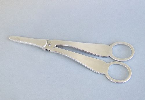 fig 2. CASED PAIR OF VICTORIAN SILVER GRAPE SCISSORS BY JOSIAH WILLIAMS & CO, LONDON 1899