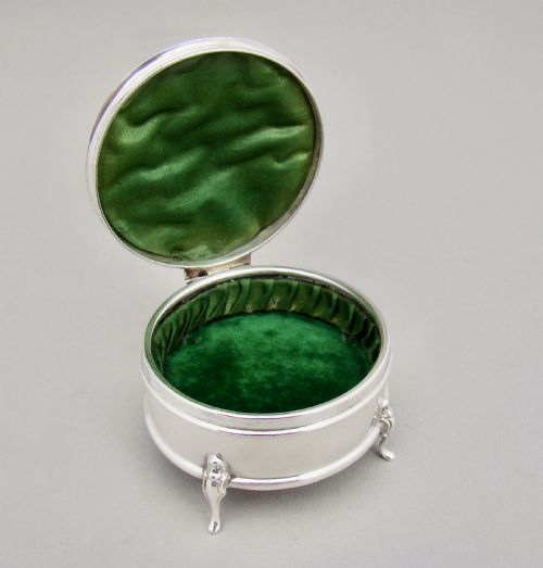 fig 2. EXQUISITE GEORGE V SILVER JEWELLERY BOX BY HENRY MATTHEWS, BIRMINGHAM 1922