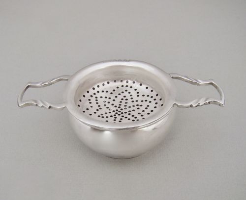 fig 2. GEORGE VI SILVER TEA STRAINER & STAND BY S. BLANCKENSEE & SONS, BIRMINGHAM 1937