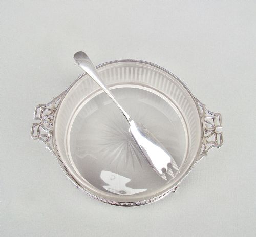 fig 2. LARGE GEORGE V SILVER BUTTER DISH BY JAY'S, BIRMINGHAM 1911 WITH ART DECO SILVER BUTTER KNIFE
