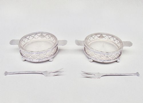 fig 1. CASED PAIR OF ART DECO SILVER BUTTER DISHES BY CHARLES PERRY & CO, CHESTER 1926