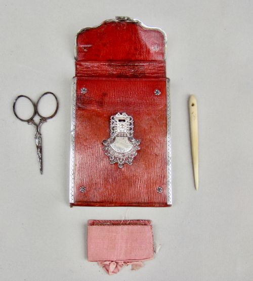 fig 2. RARE GEORGIAN SILVER MOUNTED RED LEATHER SEWING ETUI OR NEEDLE CASE, CIRCA 1795