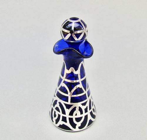 fig 1. GEORGE V STERLING SILVER & BRISTOL BLUE GLASS SCENT BOTTLE, BIRMINGHAM 1914