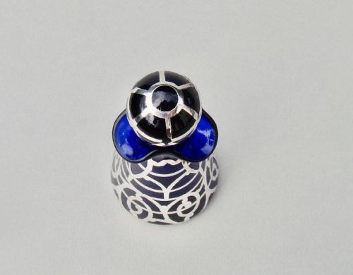 fig 2. GEORGE V STERLING SILVER & BRISTOL BLUE GLASS SCENT BOTTLE, BIRMINGHAM 1914