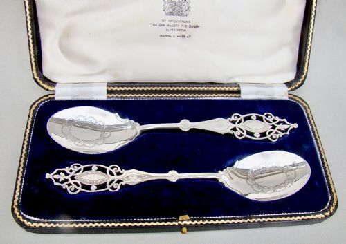 Exquisite Cased Set of Sterling Silver Preserve Spoons by Mappin & Webb, Sheffield 1922