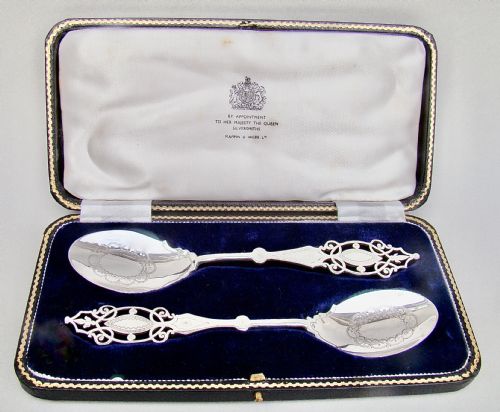 fig 1. EXQUISITE CASED SET OF STERLING SILVER PRESERVE SPOONS BY MAPPIN & WEBB, SHEFFIELD 1922