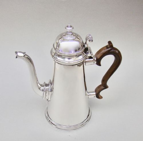 fig 1. EXCEPTIONAL QUEEN ANNE STYLE SOLID SILVER COFFEE POT BY MAPPIN & WEBB, LONDON 1919