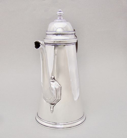 fig 3. EXCEPTIONAL QUEEN ANNE STYLE SOLID SILVER COFFEE POT BY MAPPIN & WEBB, LONDON 1919