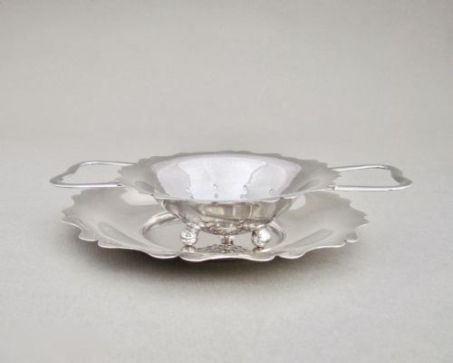 fig 1. GEORGE VI SILVER TEA STRAINER & STAND BY E. J. HOULSTON, BIRMINGHAM 1944