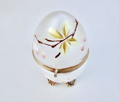 fig 2. RARE 19TH C. FRENCH EGG-SHAPED ENAMELLED GLASS TRINKET BOX WITH ORMULU MOUNTS, CIRCA 1890