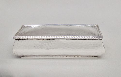 fig 2. SUPERB ARTS & CRAFT SPOT-HAMMERED SILVER LARGE TRINKET BOX BY HENRY MATTHEWS, BIRMINGHAM 1905
