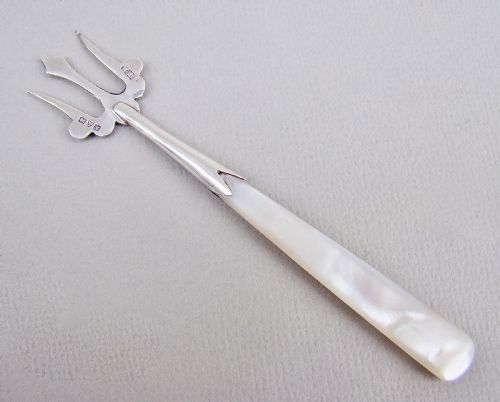 fig 1. GEORGE V SILVER PICKLE FORK BY WILLIAM HENRY LEATHER, CHESTER 1913