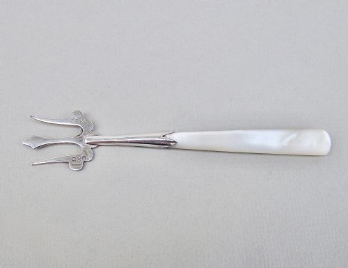 fig 2. GEORGE V SILVER PICKLE FORK BY WILLIAM HENRY LEATHER, CHESTER 1913
