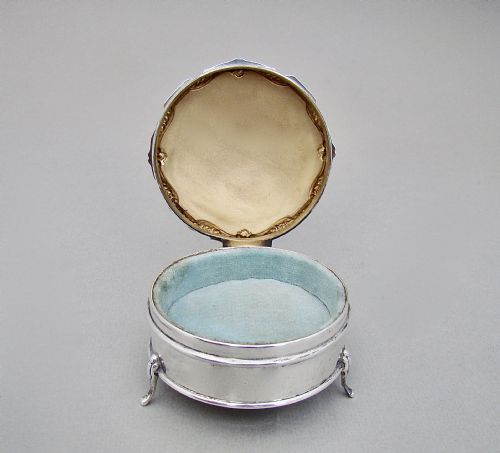 fig 2. GEORGE V SILVER JEWELLERY BOX BY MAPPIN & WEBB, BIRMINGHAM 1927