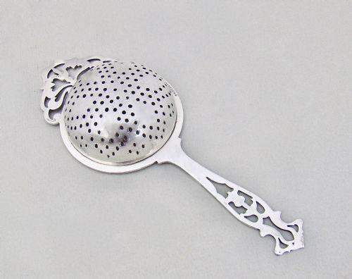 fig 2. GEORGE V SILVER TEA STRAINER BY WILLIAM SUCKLING, BIRMINGHAM 1924