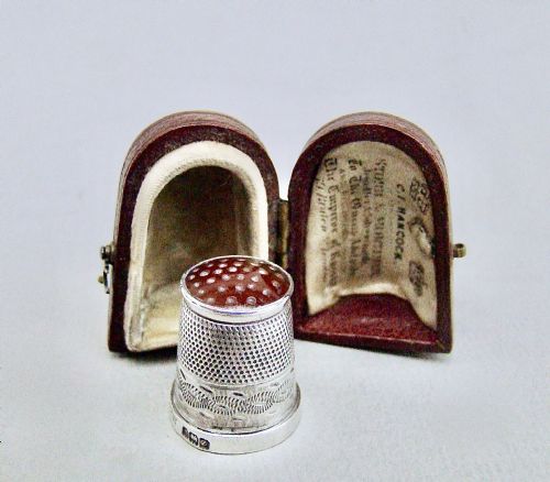 Cased George V Silver & Carnelian Agate Thimble by James Swann & Son, Birmingham 1922