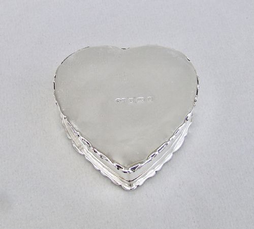 fig 2. EXQUISITE EDWARDIAN SILVER HEART-SHAPED TRINKET BOX BY DEAKIN & FRANCIS, BIRMINGHAM 1904