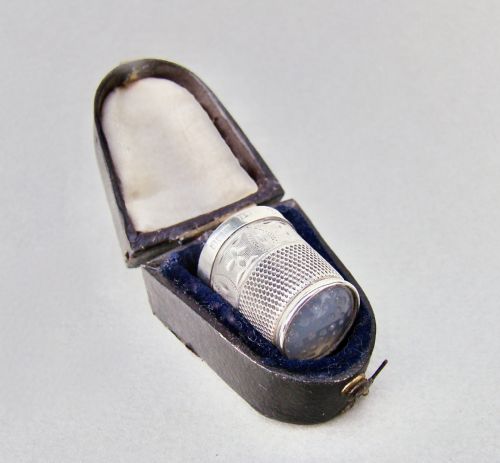 Cased George V Silver & Agate Thimble by James Swann & Son, Birmingham 1932
