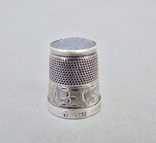 fig 3. CASED GEORGE V SILVER & AGATE THIMBLE BY JAMES SWANN & SON, BIRMINGHAM 1932

