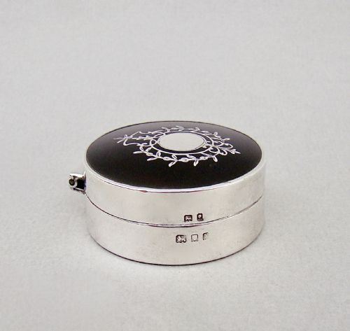 fig 1. EXQUISITE SILVER AND PIQUE TORTOISESHELL PILL BOX, LONDON 1925