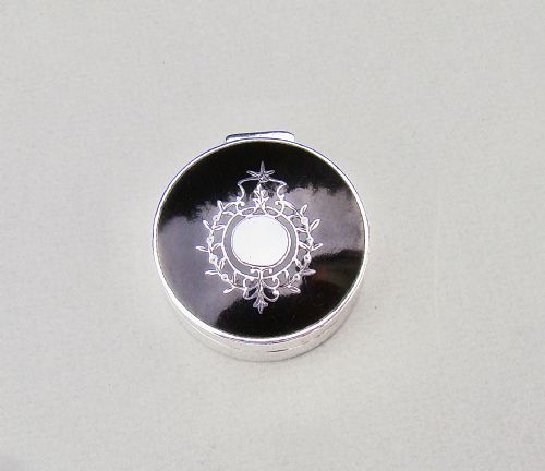 fig 2. EXQUISITE SILVER AND PIQUE TORTOISESHELL PILL BOX, LONDON 1925