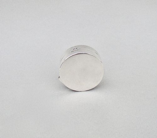 fig 3. EXQUISITE SILVER AND PIQUE TORTOISESHELL PILL BOX, LONDON 1925