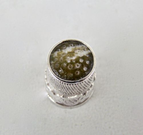 fig 2. IRISH INTEREST SILVER & AGATE THIMBLE BY JAMES SWANN & SON, BIRMINGHAM 1925