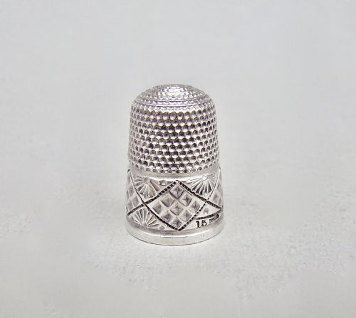 fig 1. CASED VICTORIAN SILVER THIMBLE BY HENRY GRIFFITH & SONS LTD, BIRMINGHAM CIRCA 1890