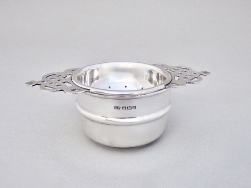 fig 1. ELEGANT ART DECO SILVER TEA STRAINER & STAND BY EMILE VINER, SHEFFIELD 1933