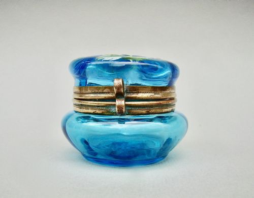fig 2. DELIGHTFUL FRENCH TURQUOISE GLASS ENAMELLED TRINKET BOX, CIRCA 1890