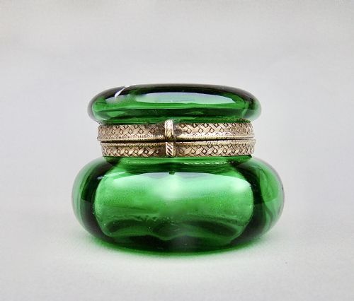 fig 1. 19TH CENTURY FRENCH ENAMELLED GREEN GLASS TRINKET BOX, CIRCA 1890