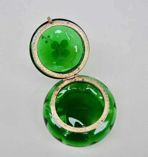 fig 2. 19TH CENTURY FRENCH ENAMELLED GREEN GLASS TRINKET BOX, CIRCA 1890