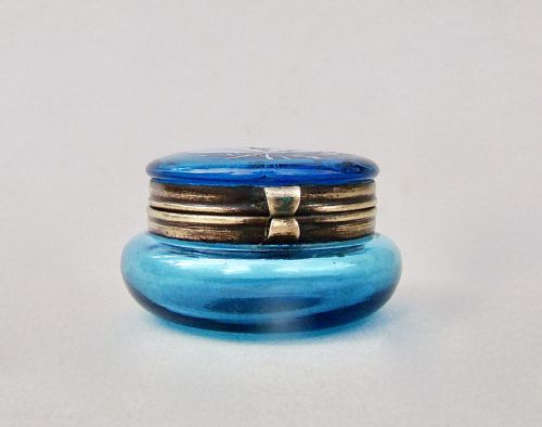 fig 2. DELIGHTFUL FRENCH TURQUOISE GLASS ENAMELLED TRINKET BOX, CIRCA 1890