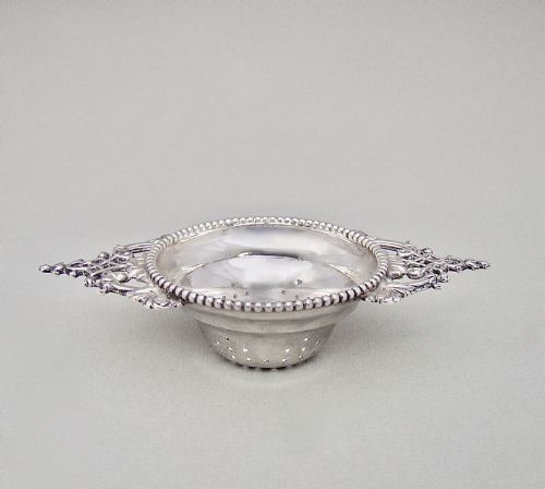 fig 1. DELIGHTFUL GEORGE V SILVER TEA STRAINER BY WALKER & HALL, SHEFFIELD 1915