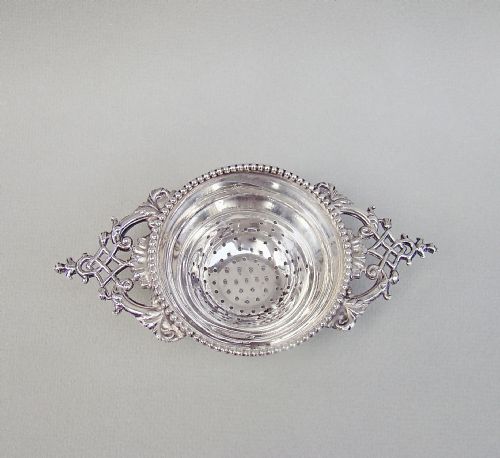 fig 2. DELIGHTFUL GEORGE V SILVER TEA STRAINER BY WALKER & HALL, SHEFFIELD 1915