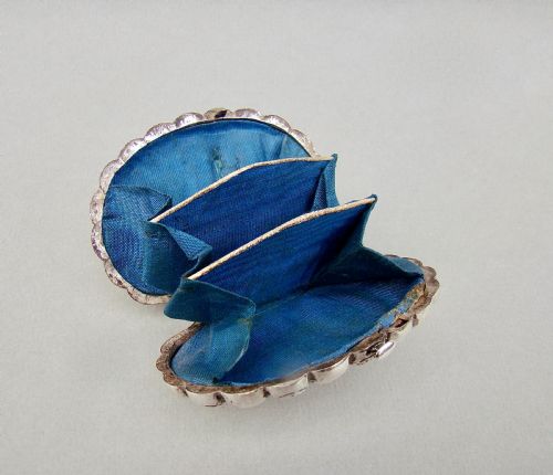 fig 2. EXQUISITE VICTORIAN SILVER SHELL SHAPED COIN PURSE, CIRCA 1880