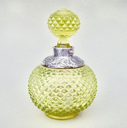 fig 1. EDWARDIAN SILVER AND PRESSED CITRINE GLASS SCENT BOTTLE BY HART & SONS, LONDON 1908