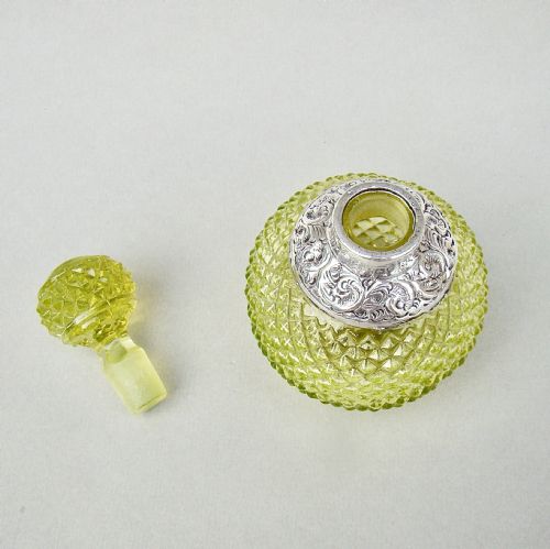 fig 3. EDWARDIAN SILVER AND PRESSED CITRINE GLASS SCENT BOTTLE BY HART & SONS, LONDON 1908
