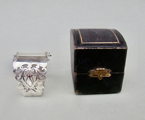fig 3. STUNNING CASED EDWARDIAN SILVER NAPKIN RING BY LEVESLEY BROTHERS, SHEFFIELD 1905